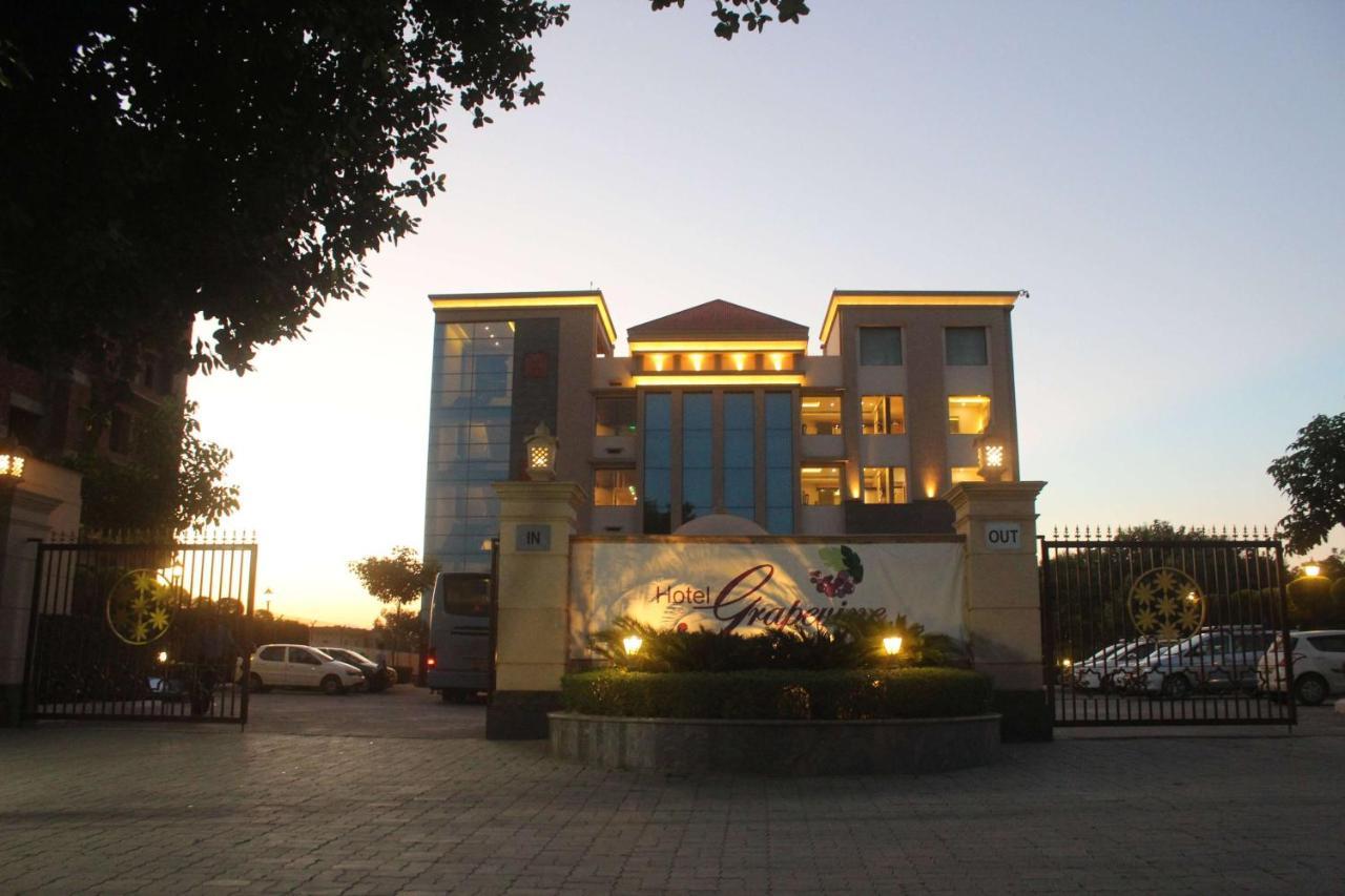 Ramada By Wyndham Varanasi Katesar Chandauli Extérieur photo
