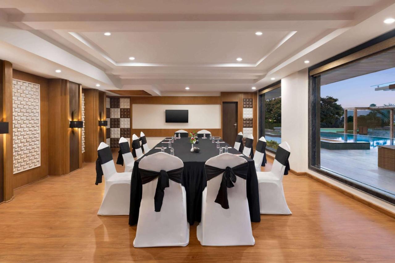 Ramada By Wyndham Varanasi Katesar Chandauli Extérieur photo