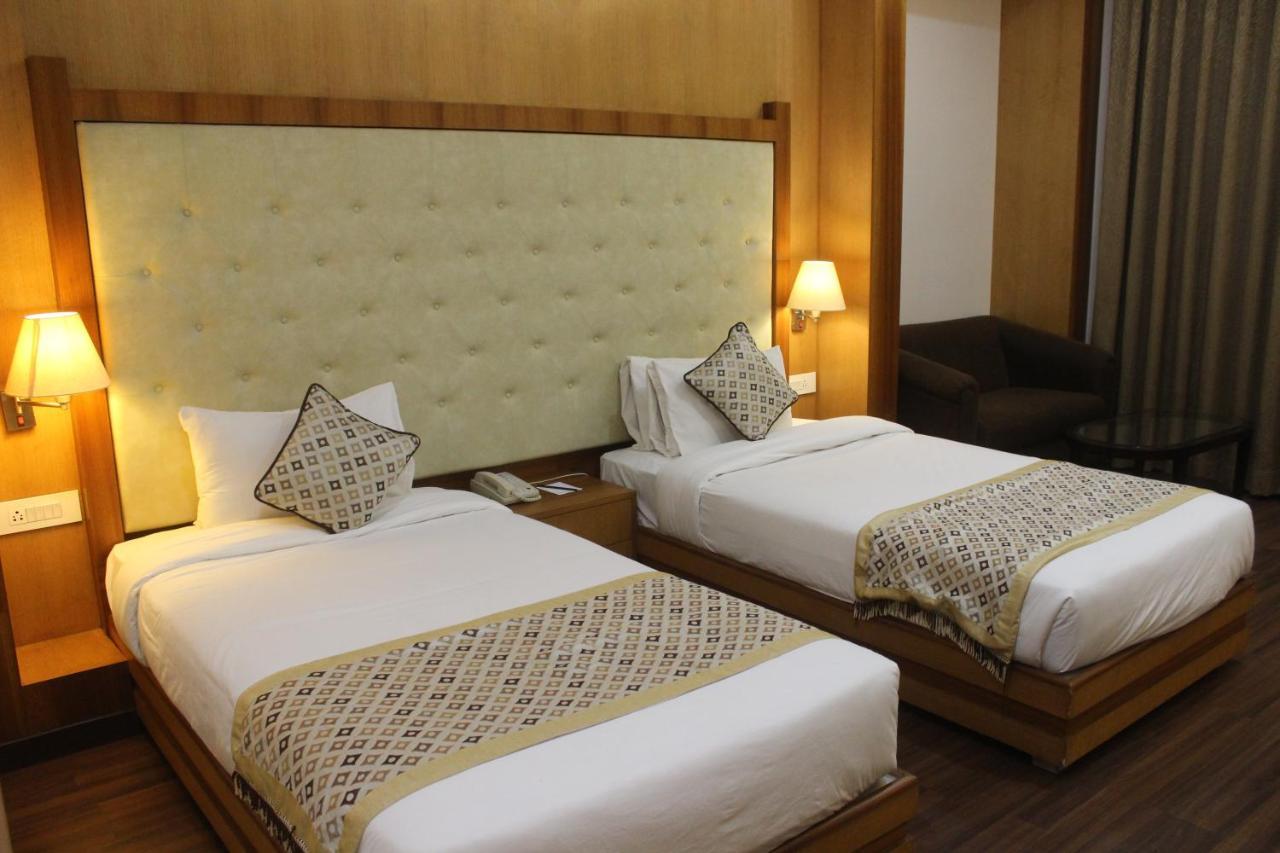 Ramada By Wyndham Varanasi Katesar Chandauli Extérieur photo