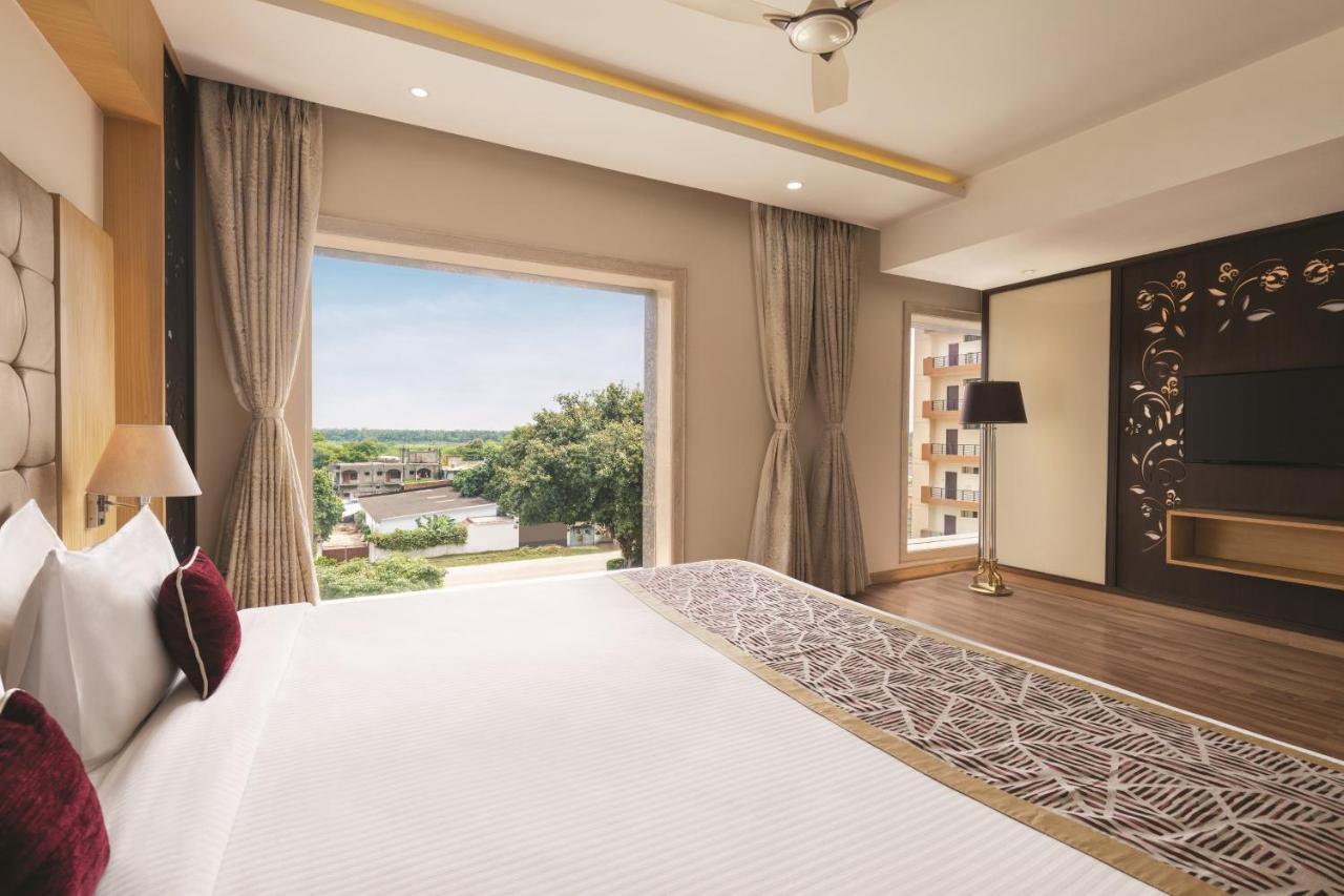 Ramada By Wyndham Varanasi Katesar Chandauli Extérieur photo