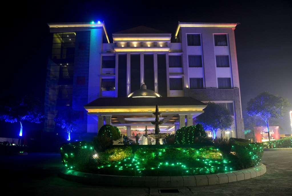 Ramada By Wyndham Varanasi Katesar Chandauli Extérieur photo