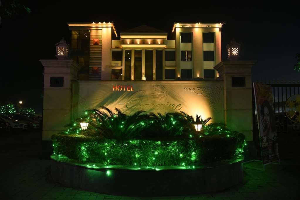 Ramada By Wyndham Varanasi Katesar Chandauli Extérieur photo